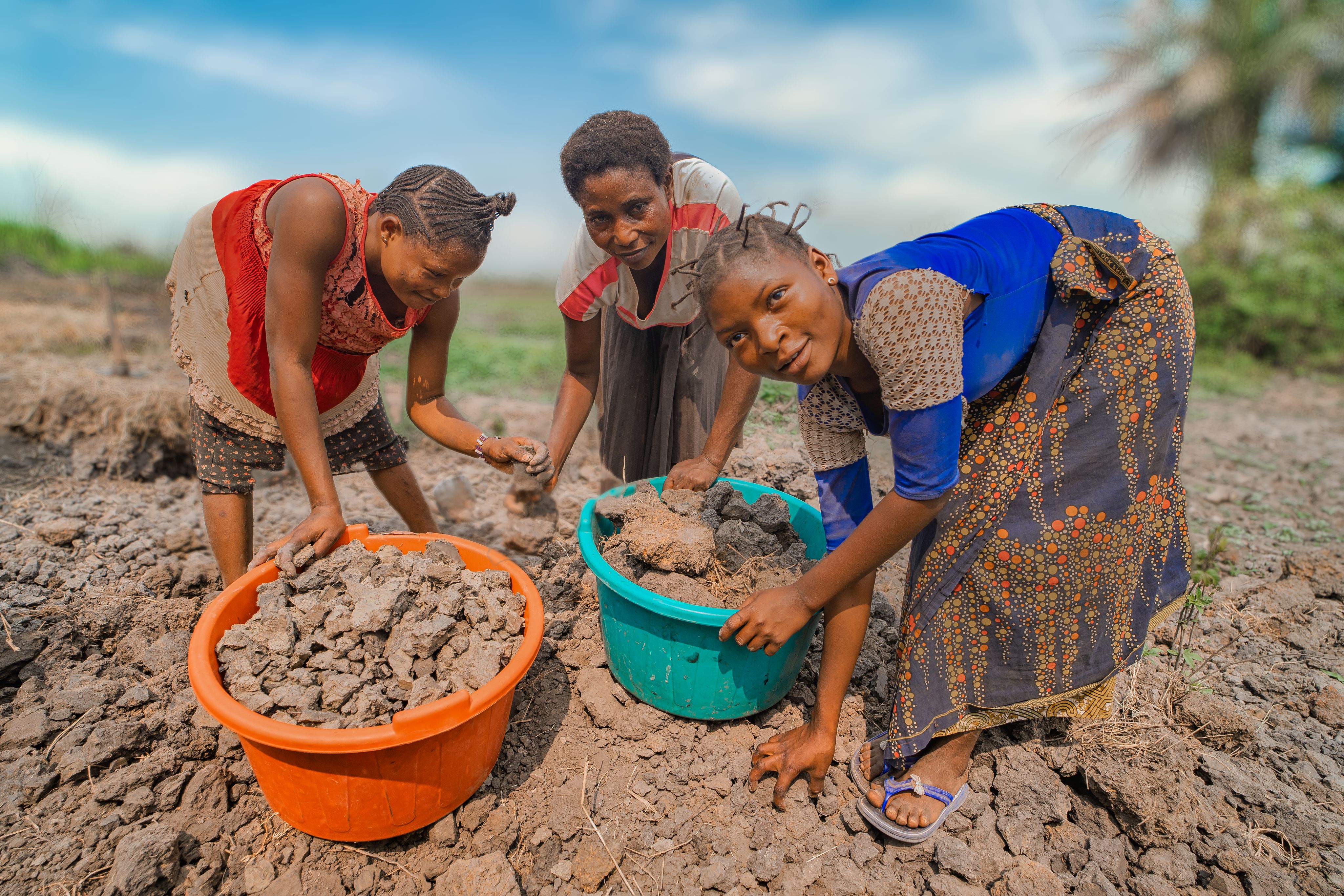 women harvesting clay congo