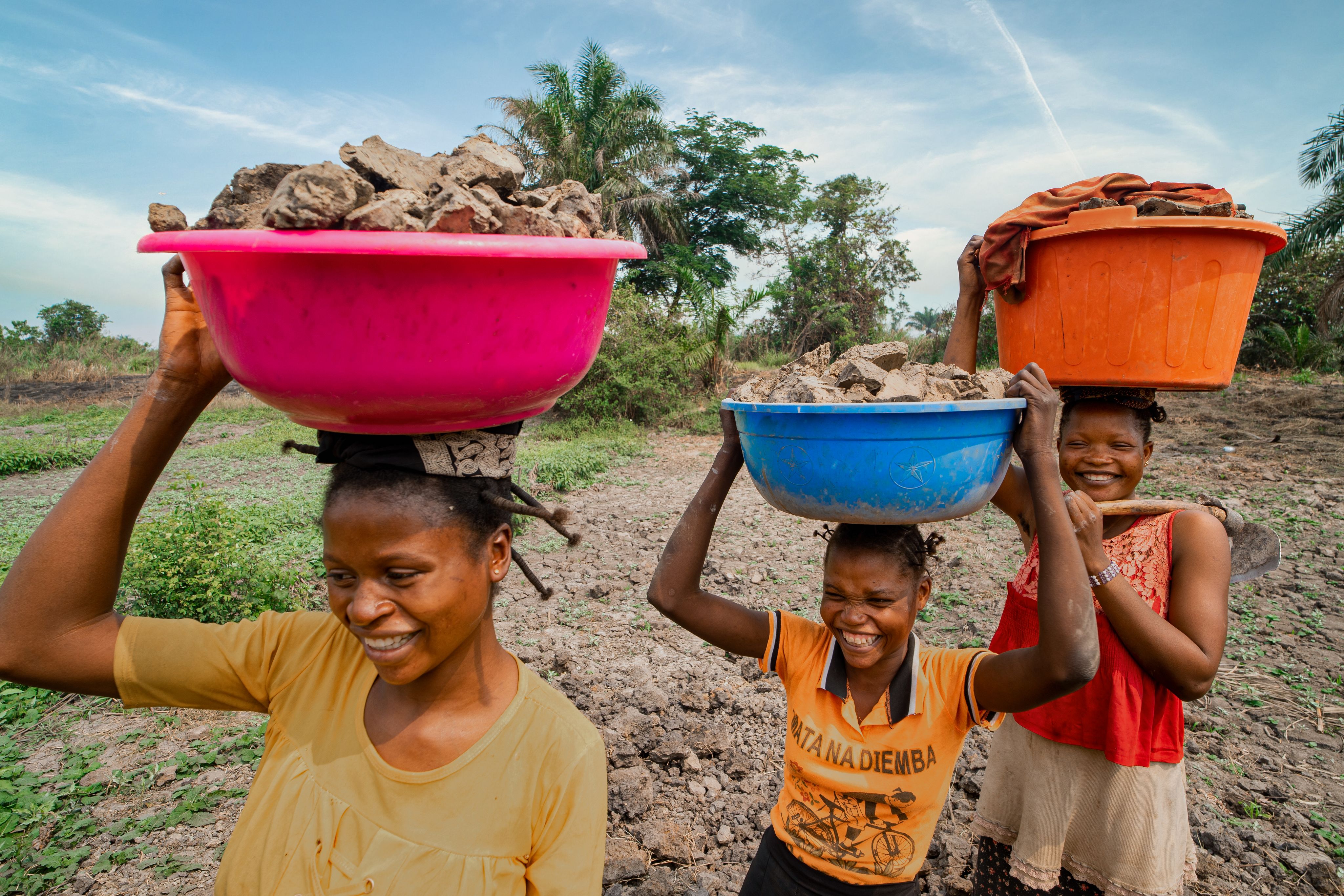 women harvesting clay congo